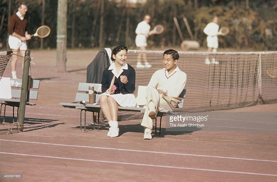 Năm 1957,  Thiên hoàng Akihito, khi đó còn là Hoàng Thái tử, gặp Michiko Shoda trên sân tennis ở Karuizawa và đã đem lòng cảm mến người con gái tài sắc ấy dù cô có xuất thân là thường dân. Ảnh: Getty Images.